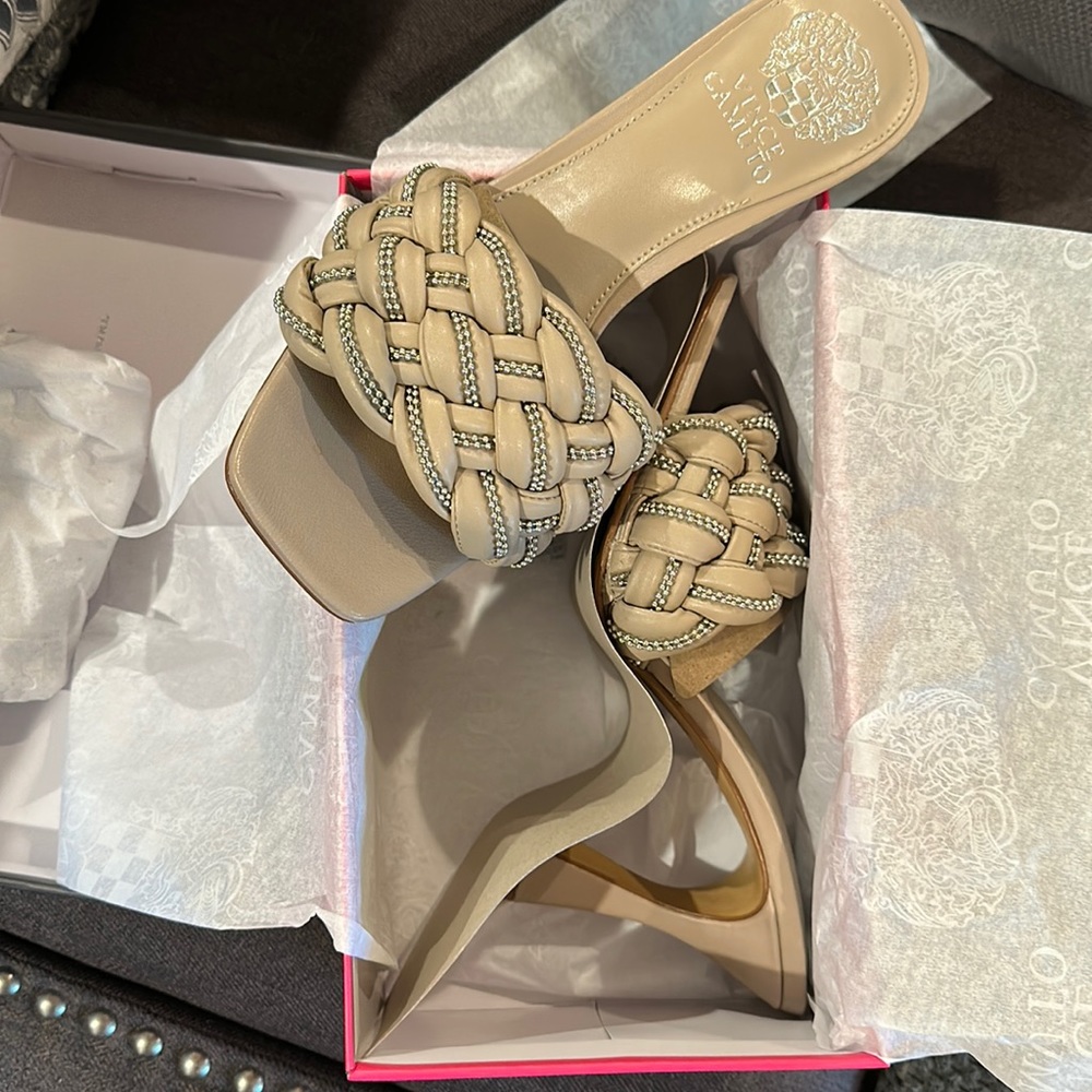 NIB Vince Camuto Rayley Ash Taupe Sandals